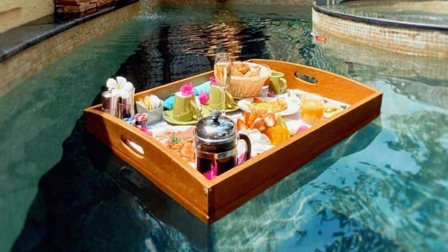 Banyan Tree Vabbinfaru Maldives Floating Breakfast