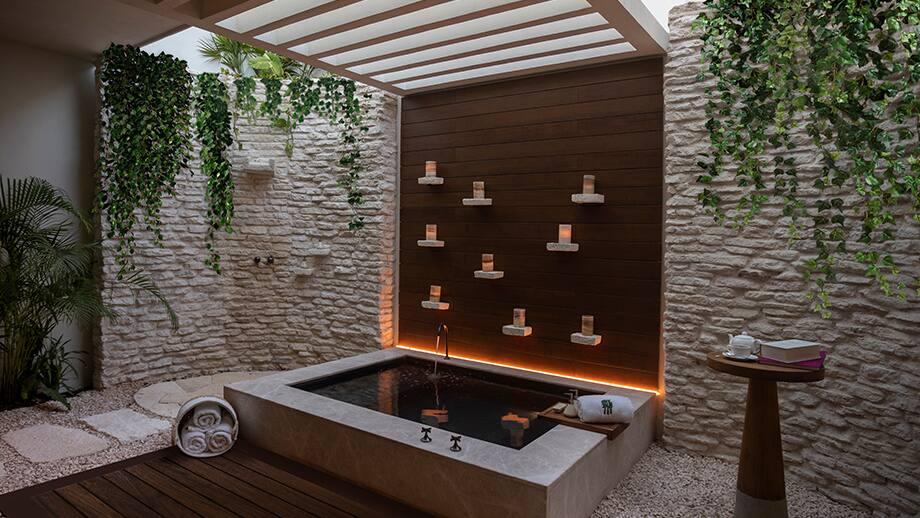 Beachfront Lanai Jacuzzi