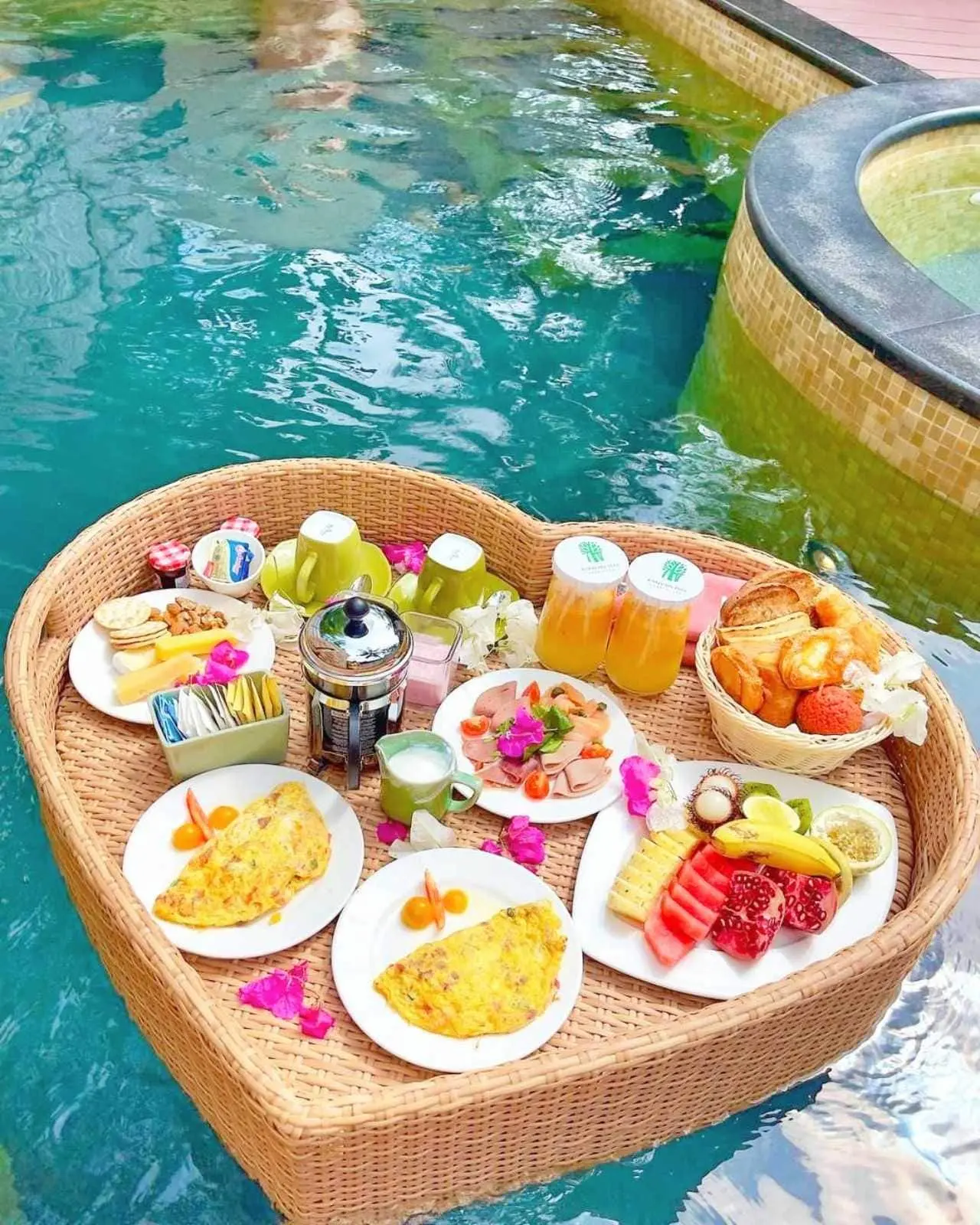 Banyan Tree Vabbinfaru Maldives Floating Breakfast