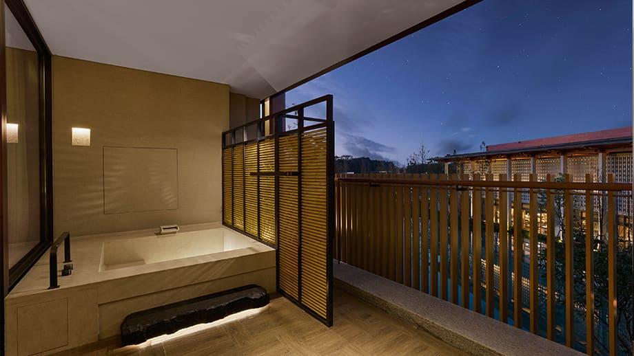 LakesideViewBedroom-Balcony