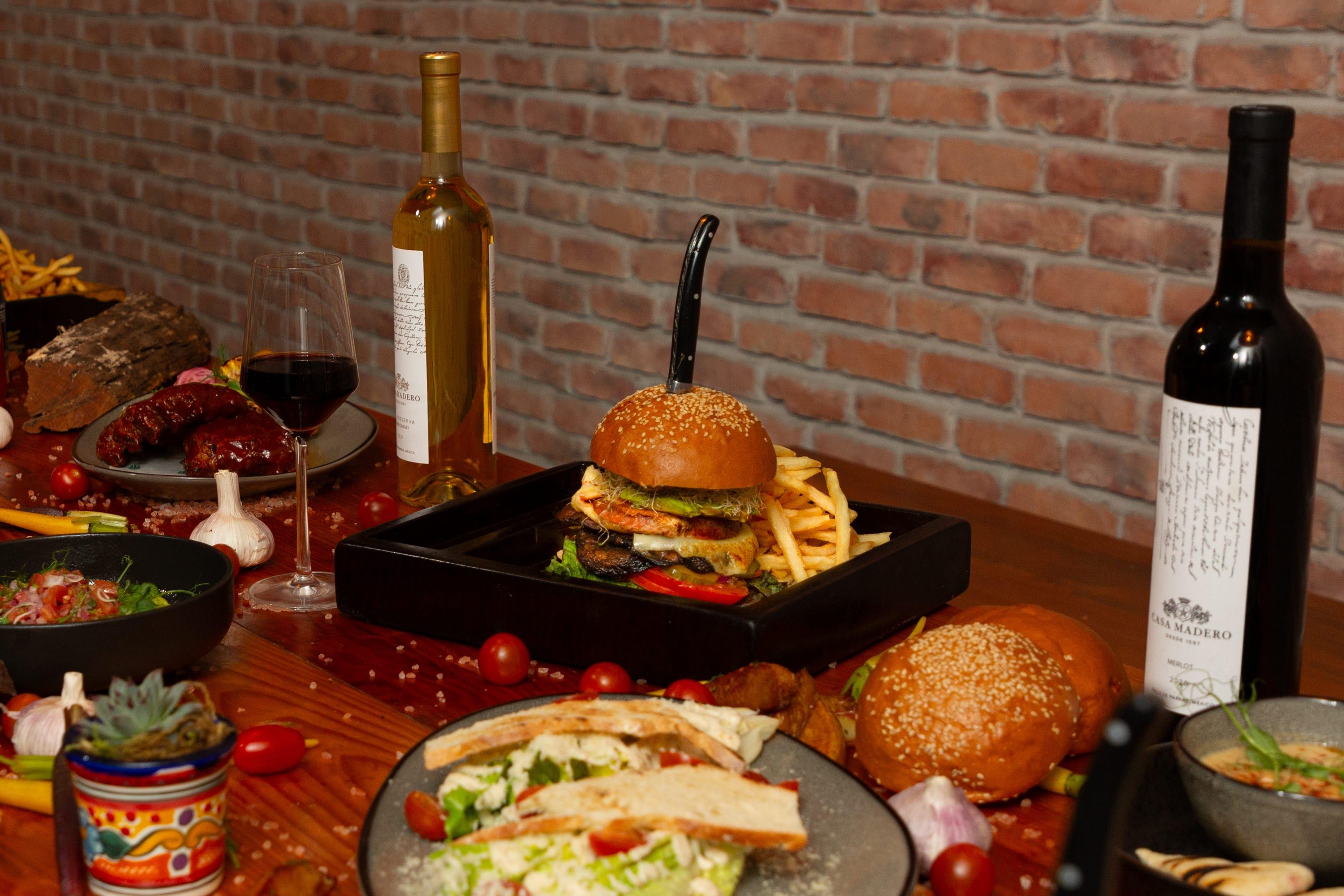 BTMXMY_BURGER_&_BISTRO_TABLE