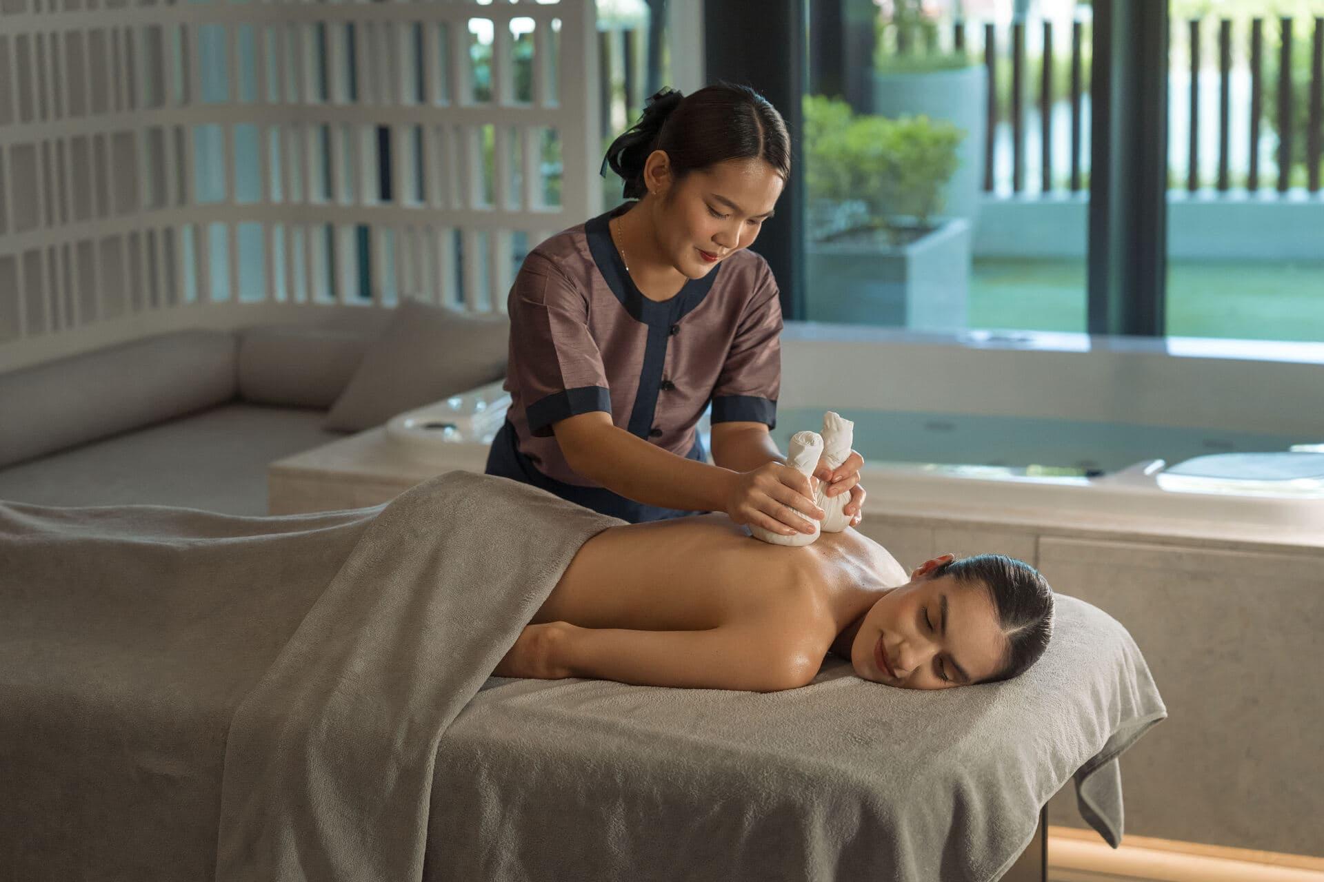 Therapist massages client in Banyan Tree Dubai spa suite.