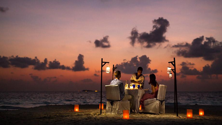 exp-dining-beach.jpg
