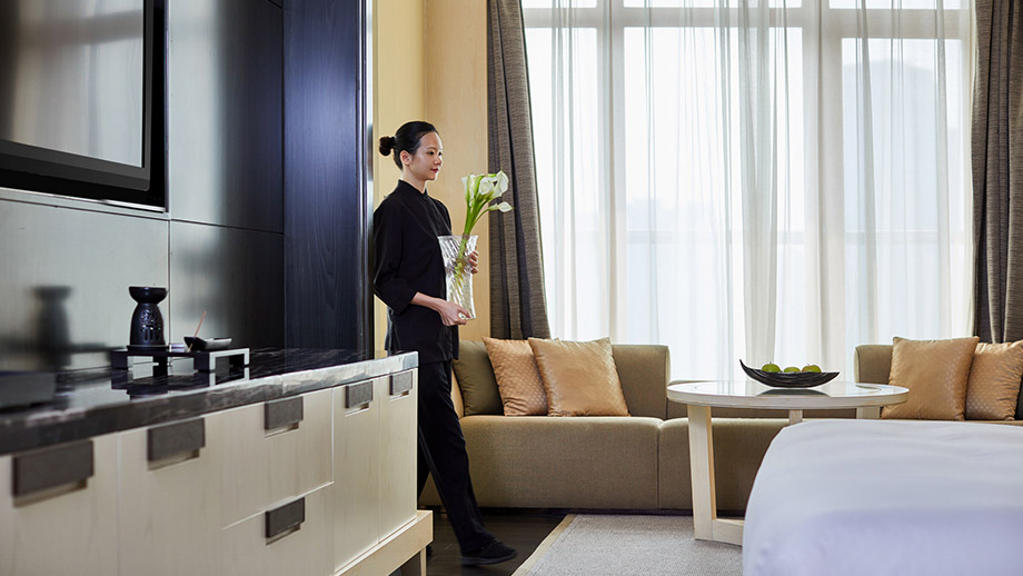 Premier Riverside Retreat - King