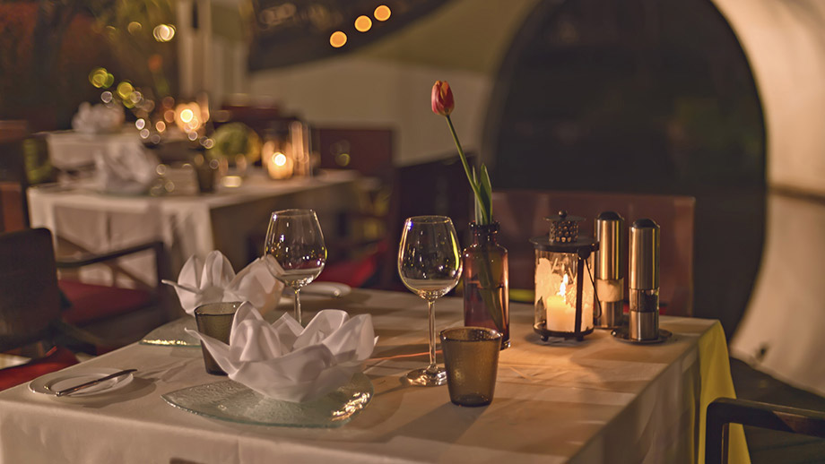 Banyan Tree China Hangzhou Dining - Waterlight Court All Day Dining Restaurant Candle Light Table