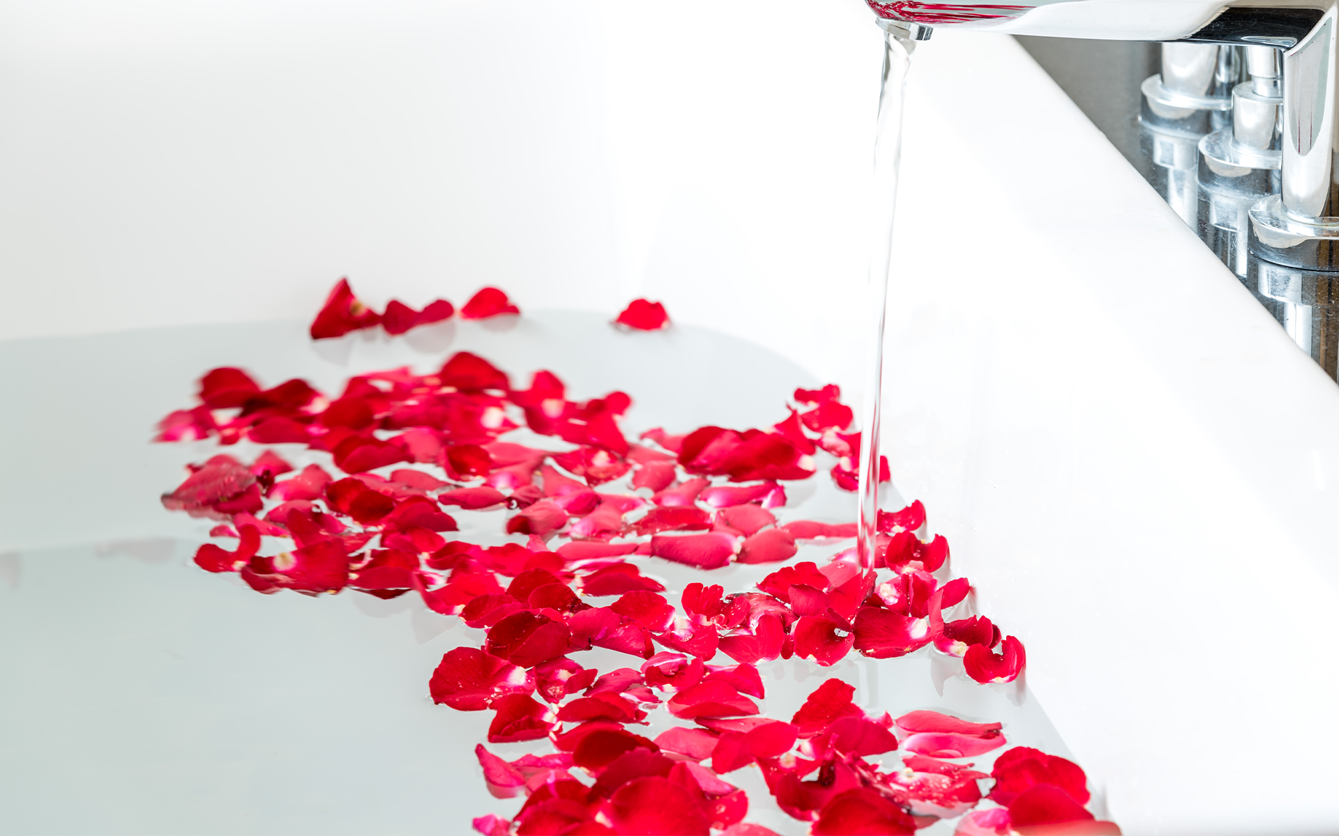 Розы в ванну с холодной водой. Ванна с лепестками. Ванная с лепестками роз. Лепестки роз в ванной. Ванна с розами.