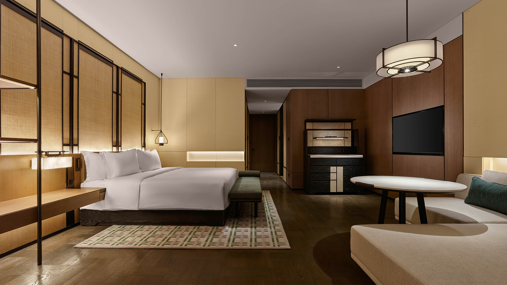 Hillside&LakesideViewBalconyKingBedroom