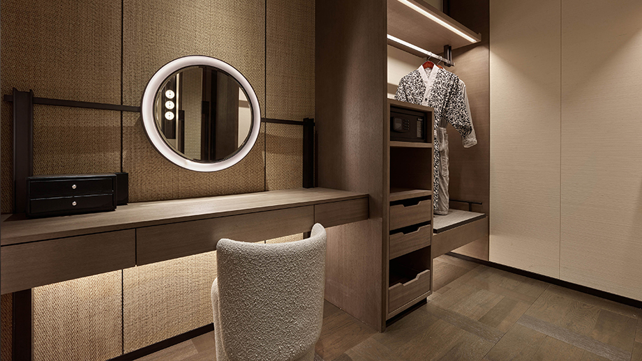 Hillside&LakesideViewBedroom-Cloakroom