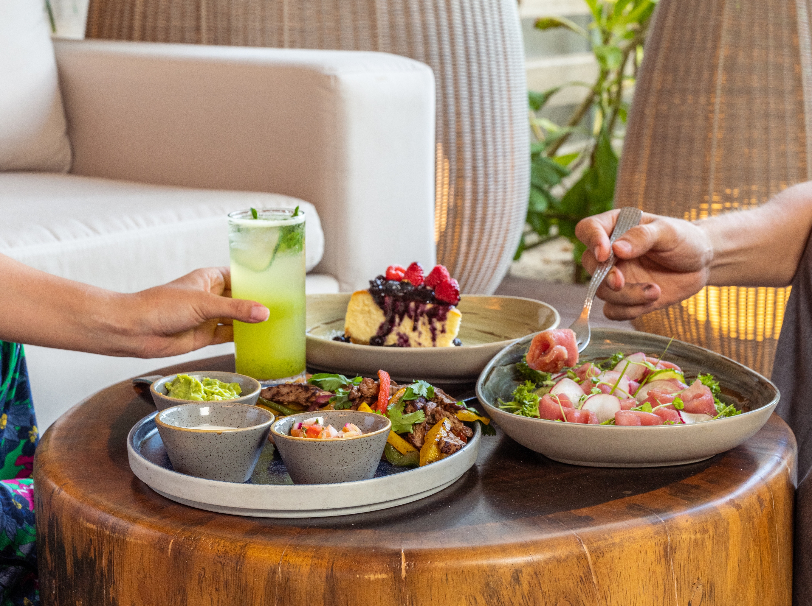 BTMXMY_IN_VILLA_DINNING_TABLE_2_LOW.