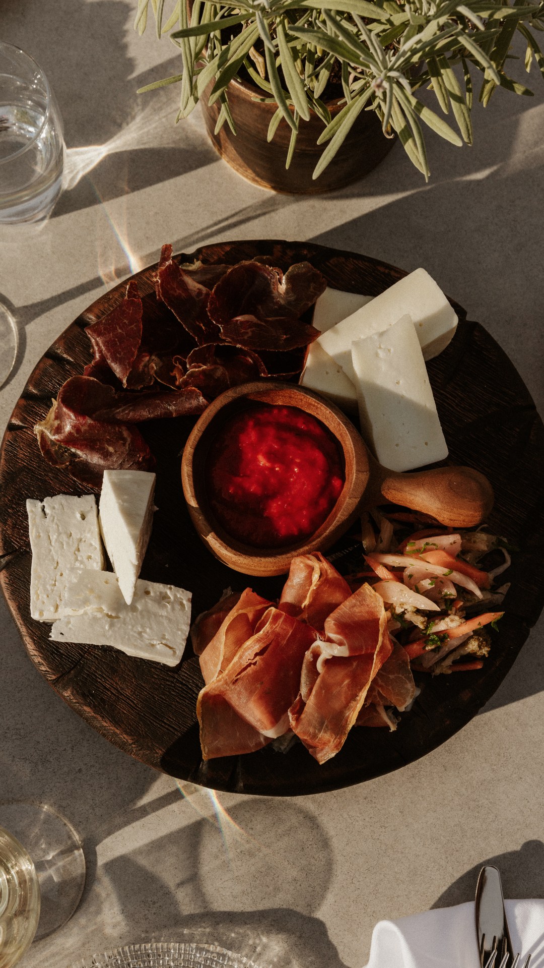 Uncover the delights of Montenegrin cuisine, immerse yourself in the ancient art of olive making, or tuck into the finest produce and hidden gems from the Luštica peninsula.