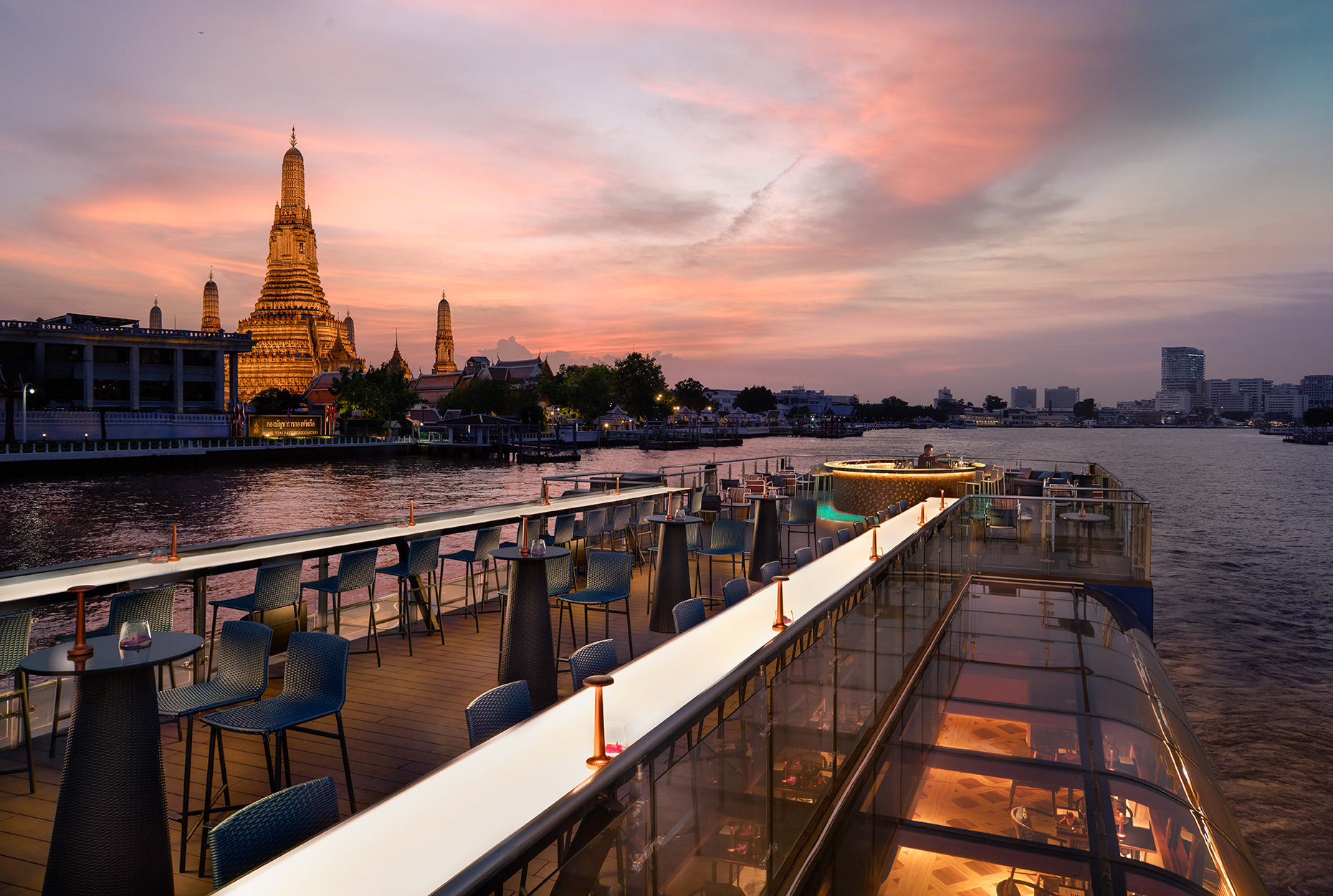 Banyan Tree Bangkok Saffron Cruise Exterior Sunset Wat Arun