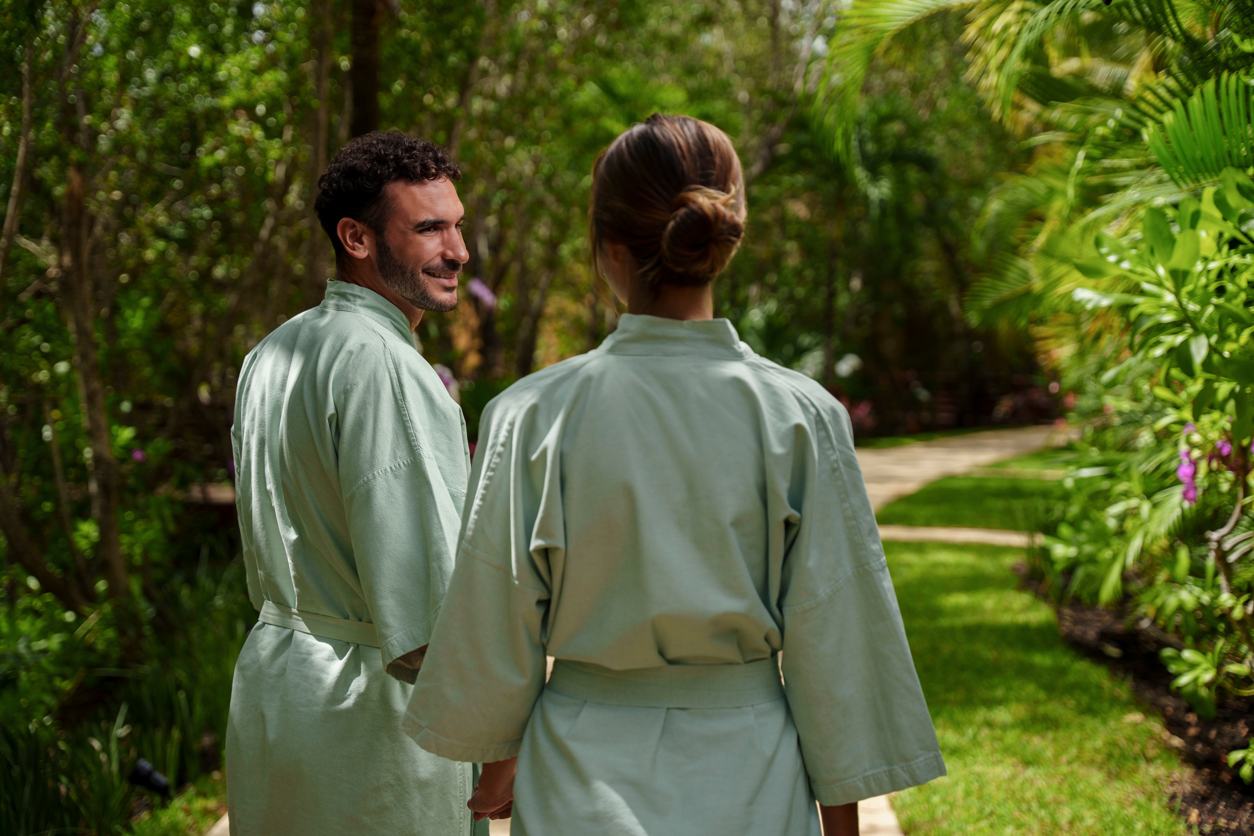 BTMXMY_BT_CONNECTIONS_SPA_COUPLE_LIFESTYLE