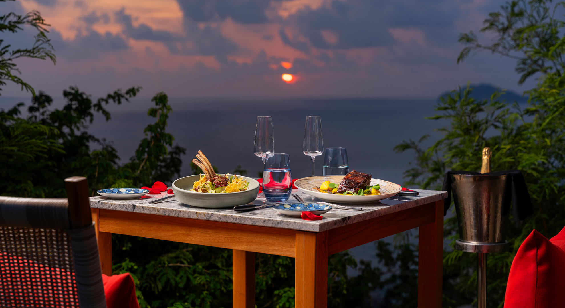 Romantic dining overlooking Cabo Marqués Bay in Acapulco