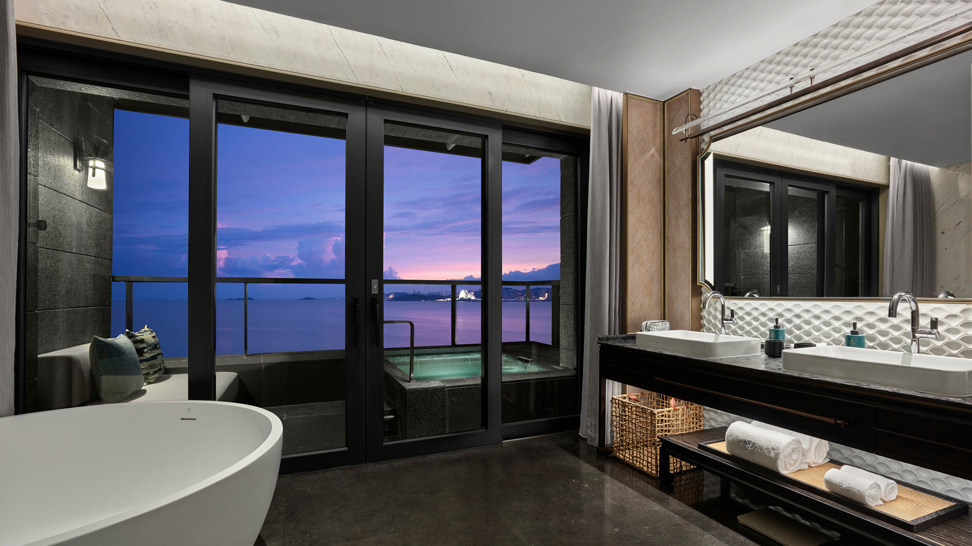 BT Zhuhai Ocean View Onsen Suite - King Room