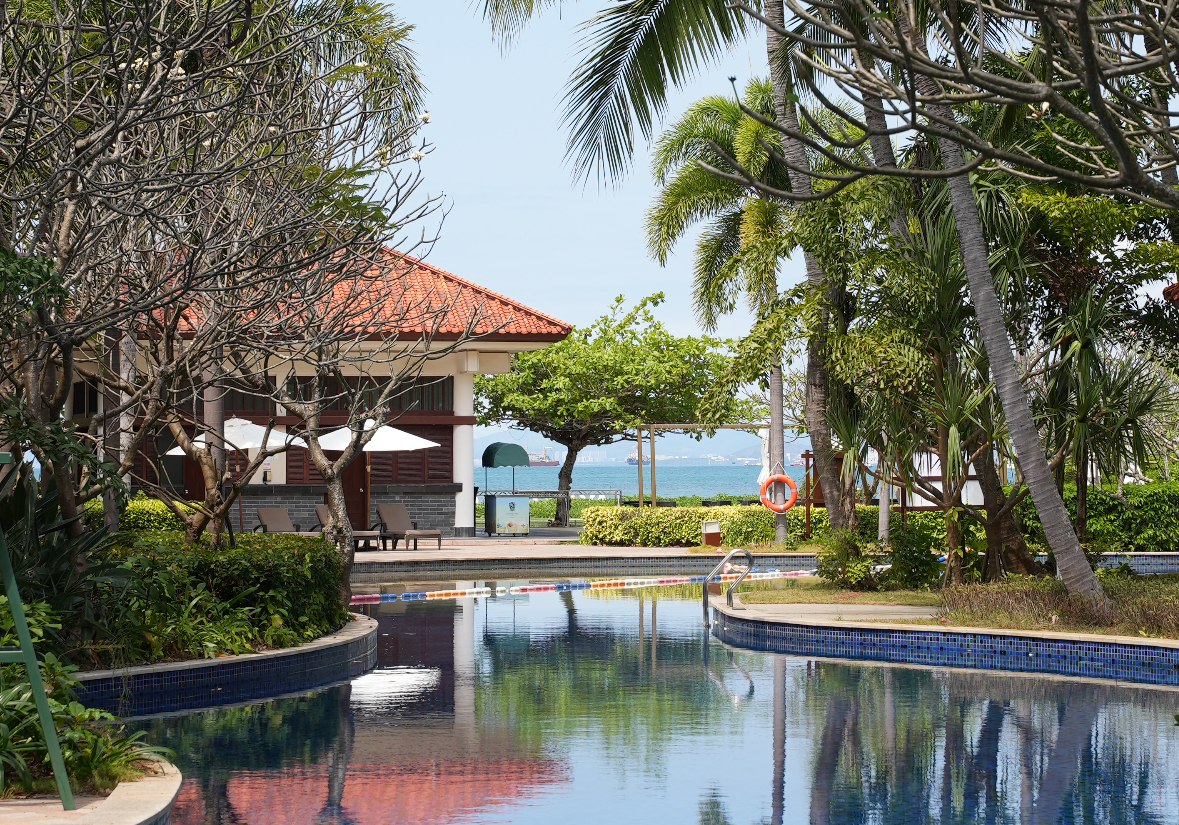 Immerse yourself in our elegant rooms and suites, where local elements blend seamlessly with contemporary sophistication. Elevate your retreat in Sanya with our exclusive hotel packages and privileges.