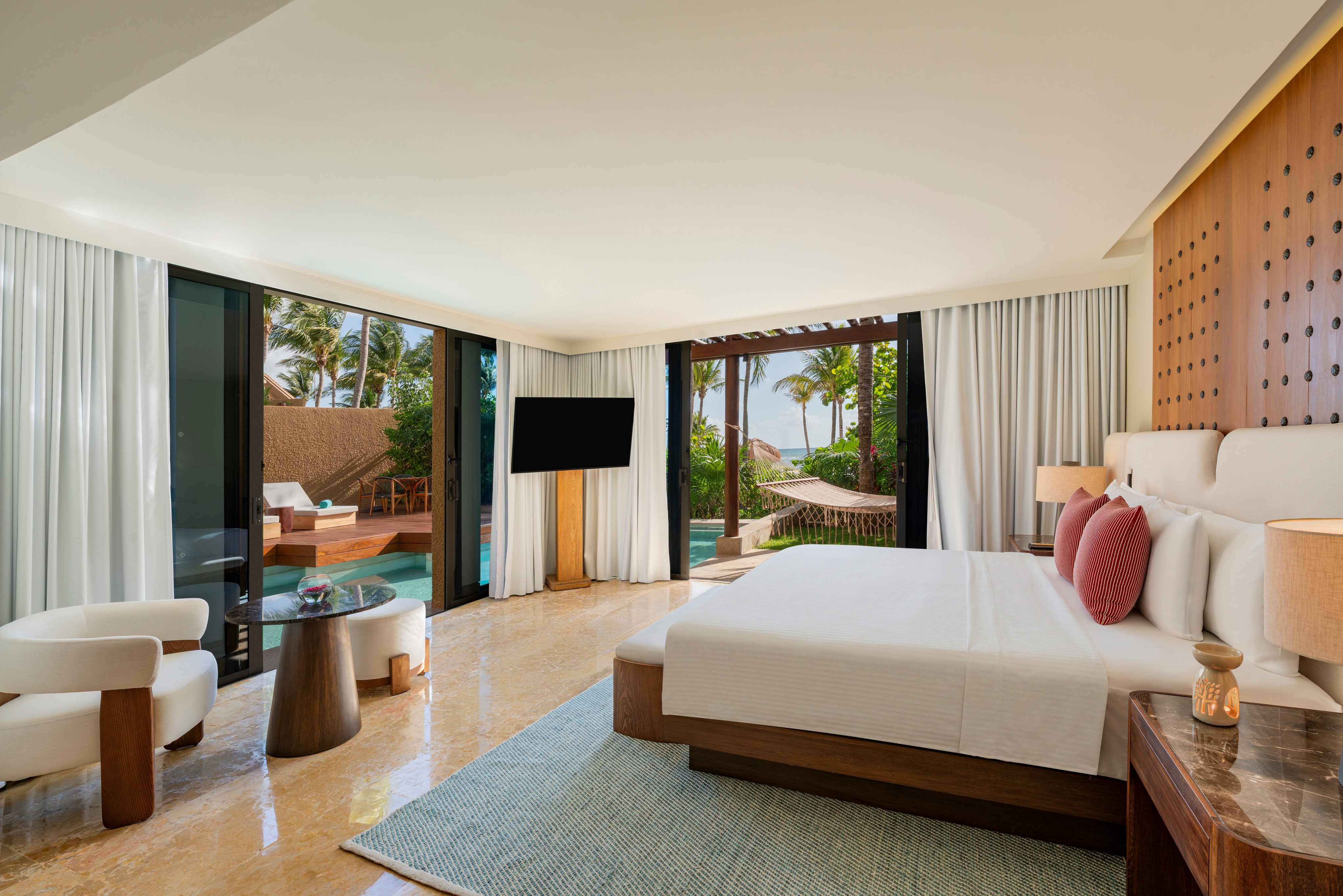 BTMXMY_HARMONY_THREE_BEDROOM_BEACHFRONT_POOL_VILLA_MAIN_BEDROOM_LOW